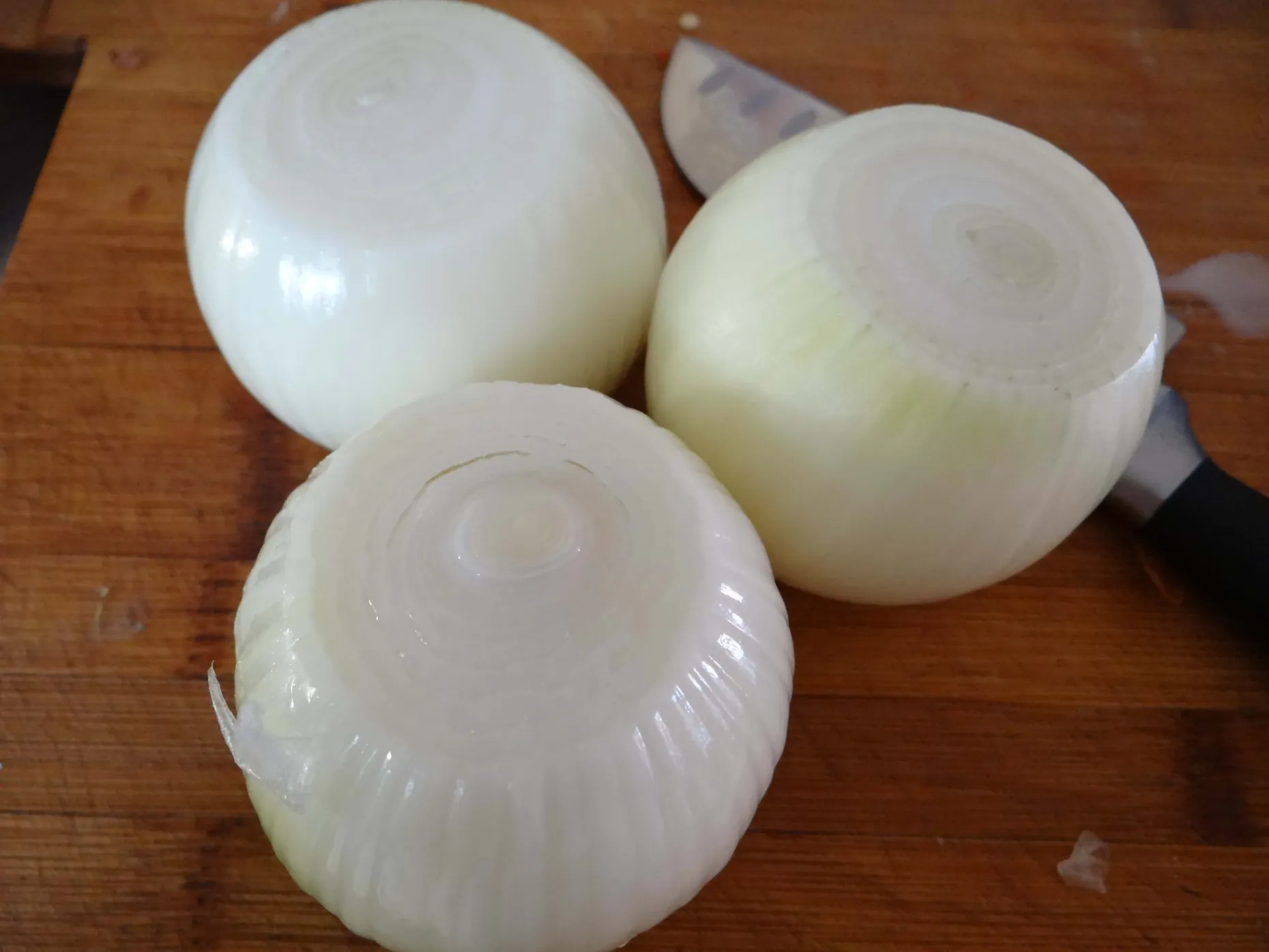 Wenn Sie Zwiebelschalen haben, werfen Sie diese nicht weg: Warum es empfehlenswert ist, sie zu kochen, und wozu dies gut ist