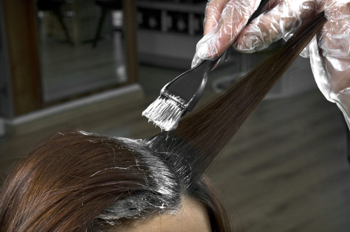 Wie man graue Haare für immer loswird: eine hausgemachte Mischung ohne Farbstoffe und Chemikalien, die die Haarfarbe wiederherstellt