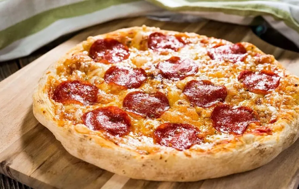 Glutenfreies Rezept: Wie man in wenigen Minuten aus 5 Zutaten eine Pizza in der Pfanne zubereitet