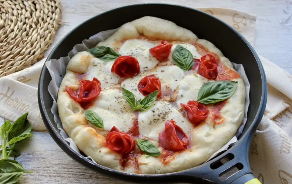 Glutenfreies Rezept: Wie man in wenigen Minuten aus 5 Zutaten eine Pizza in der Pfanne zubereitet