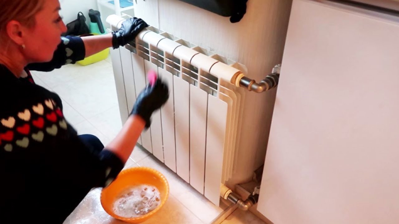 Bereiten Sie noch heute einen Lappen und eine Flaschenbürste vor. Reinigen Sie den Heizkörper vor der Heizperiode