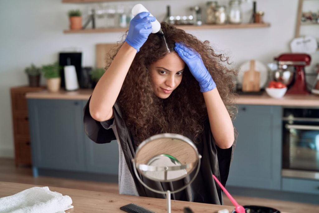 Wie man graue Haare für immer loswird: eine hausgemachte Mischung ohne Farbstoffe und Chemikalien, die die Haarfarbe wiederherstellt