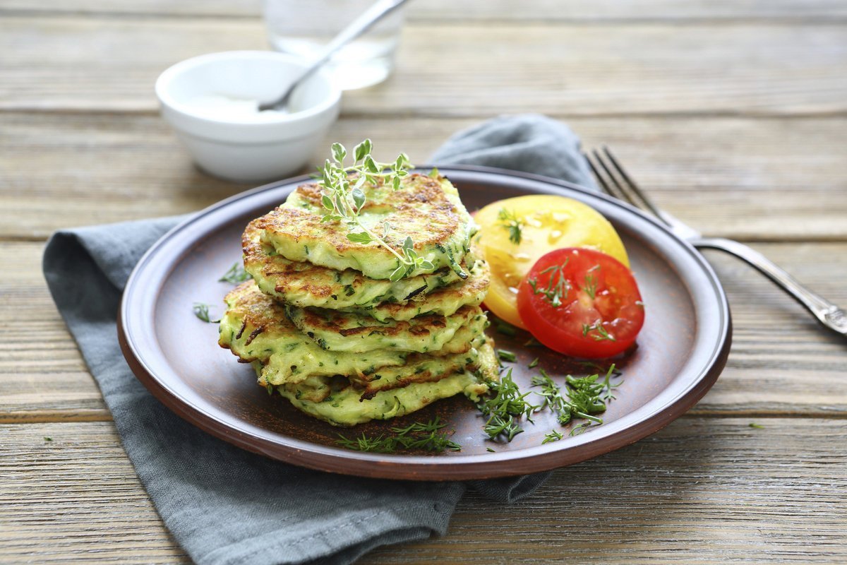 Diät zum Abnehmen: Wie man Zucchini-Pfannkuchen für ein schnelles und gesundes Mittag- oder Abendessen zubereitet