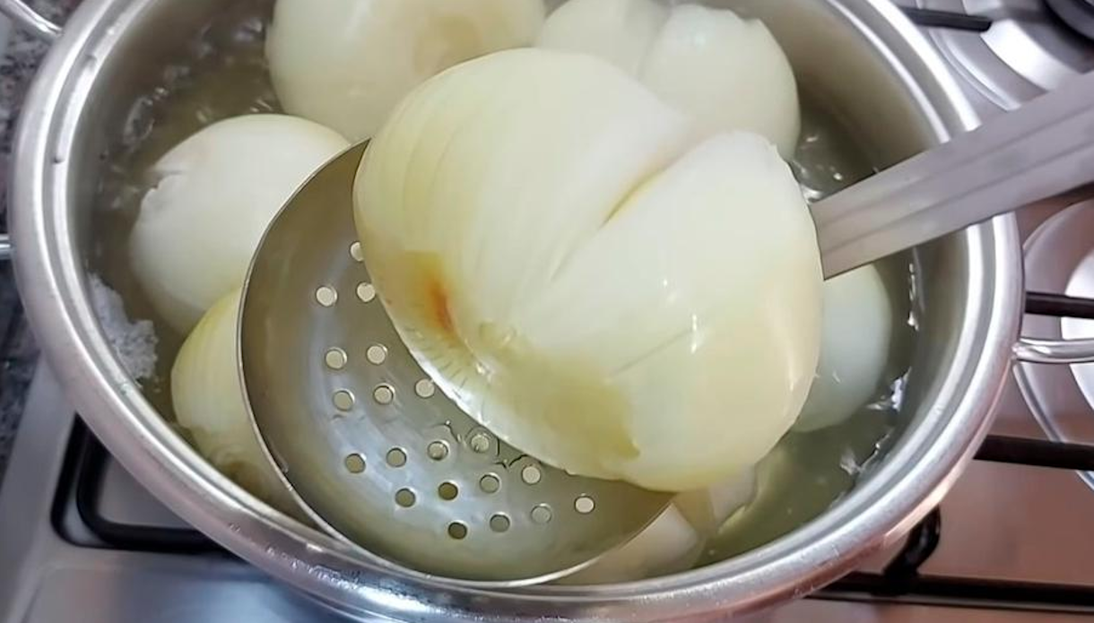 Wenn Sie Zwiebelschalen haben, werfen Sie diese nicht weg: Warum es empfehlenswert ist, sie zu kochen, und wozu dies gut ist