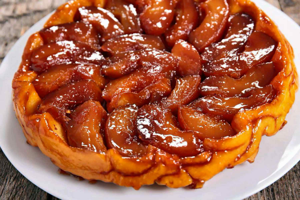 Tarte Tatin: die französische Version des klassischen Apfelkuchens, umgedreht gebacken und karamellisiert