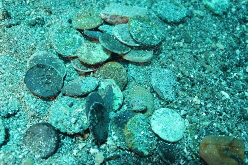 Ein Hobbytaucher entdeckte auf dem Meeresgrund Metall, das sich als Schatz aus 50.000 Bronzemünzen aus dem 4. Jahrhundert herausstellte