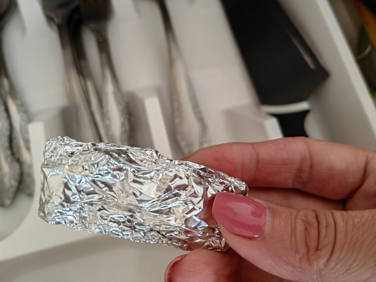 Keine Unfälle mehr: Der beste Trick, um Messer zu Hause schnell und einfach zu schärfen, nur mit Alufolie