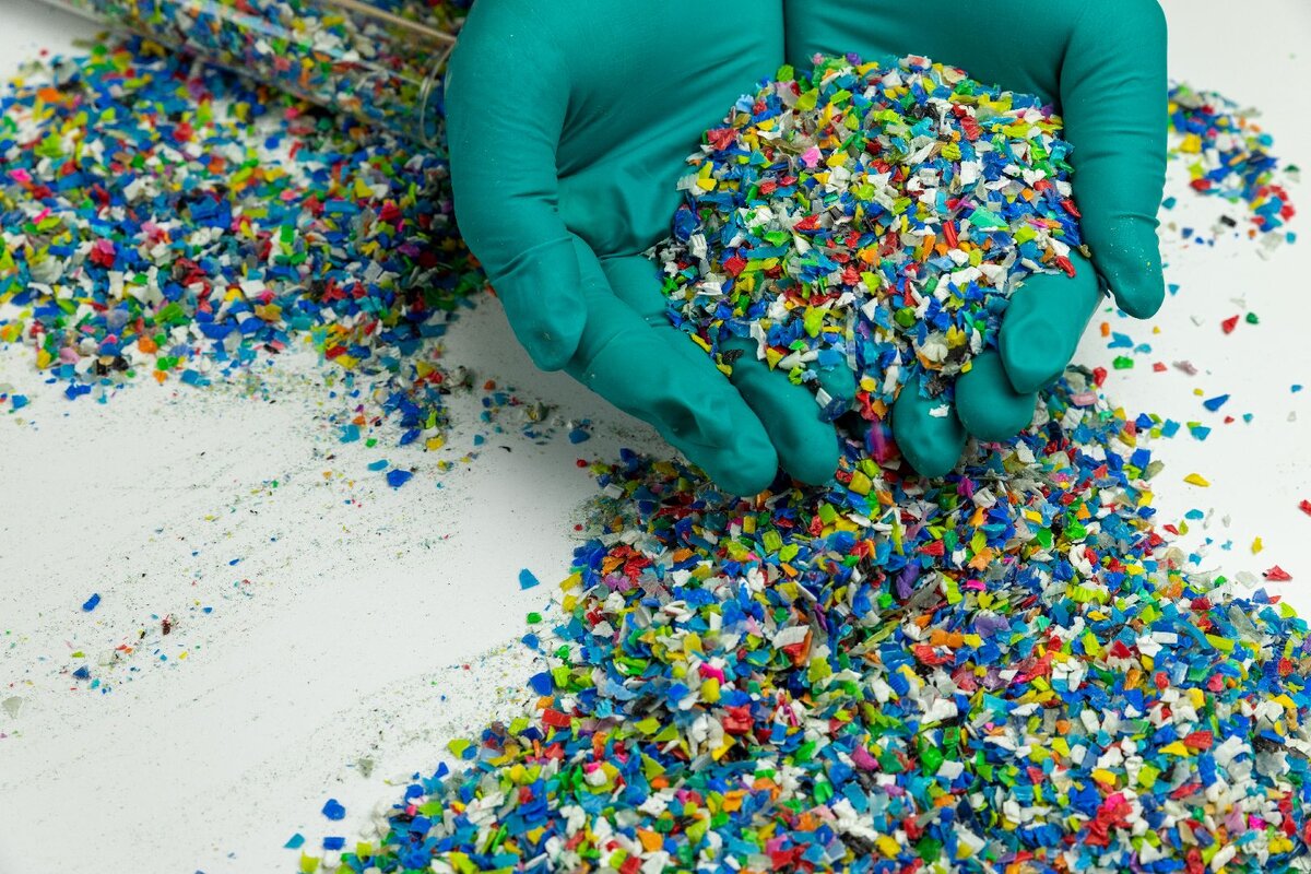 Wissenschaftler der Universität Hamburg verwandeln Plastikmüll in effektive Materialien zur CO2-Abscheidung