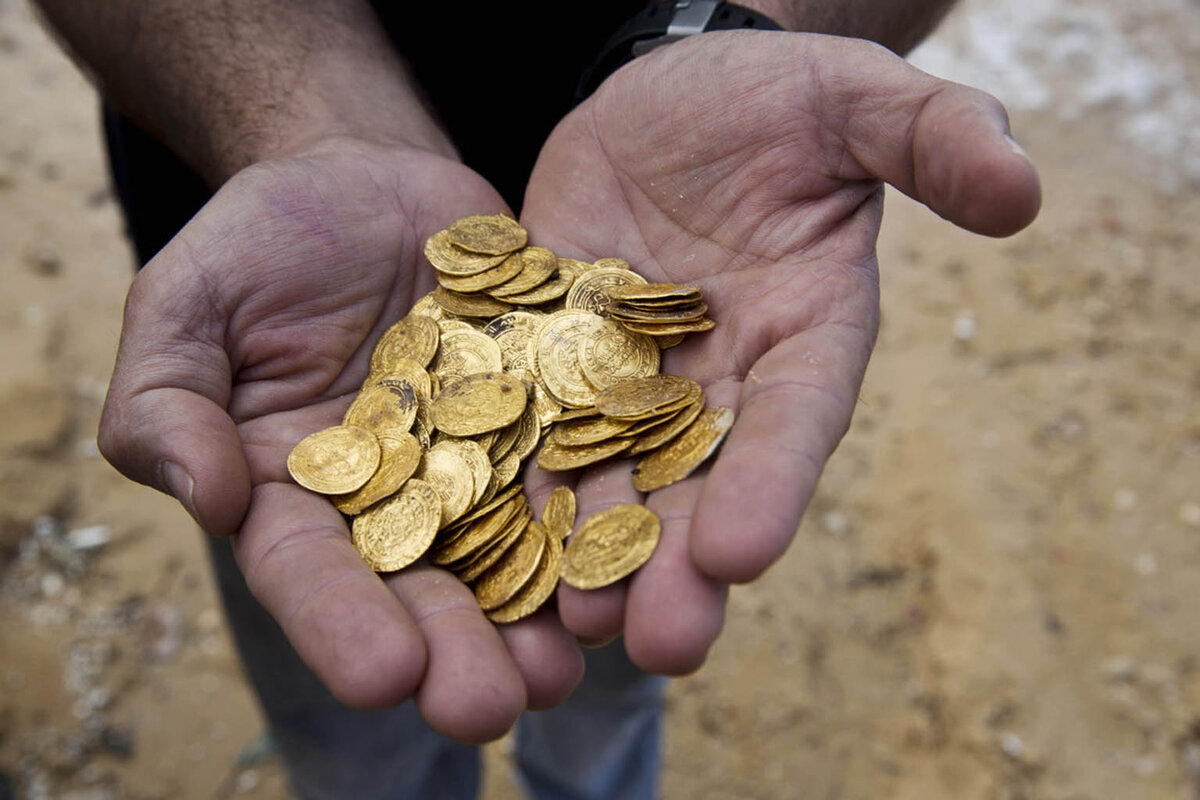 Schatz im Wert von über 250.000 Euro war 600 Jahre lang im Garten versteckt: Ein Paar stieß beim Jäte