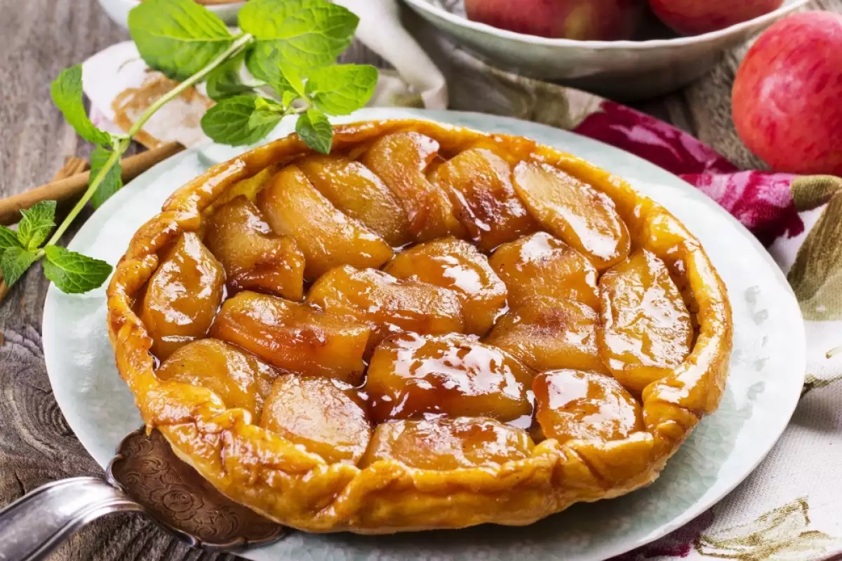 Tarte Tatin: die französische Version des klassischen Apfelkuchens, umgedreht gebacken und karamellisiert