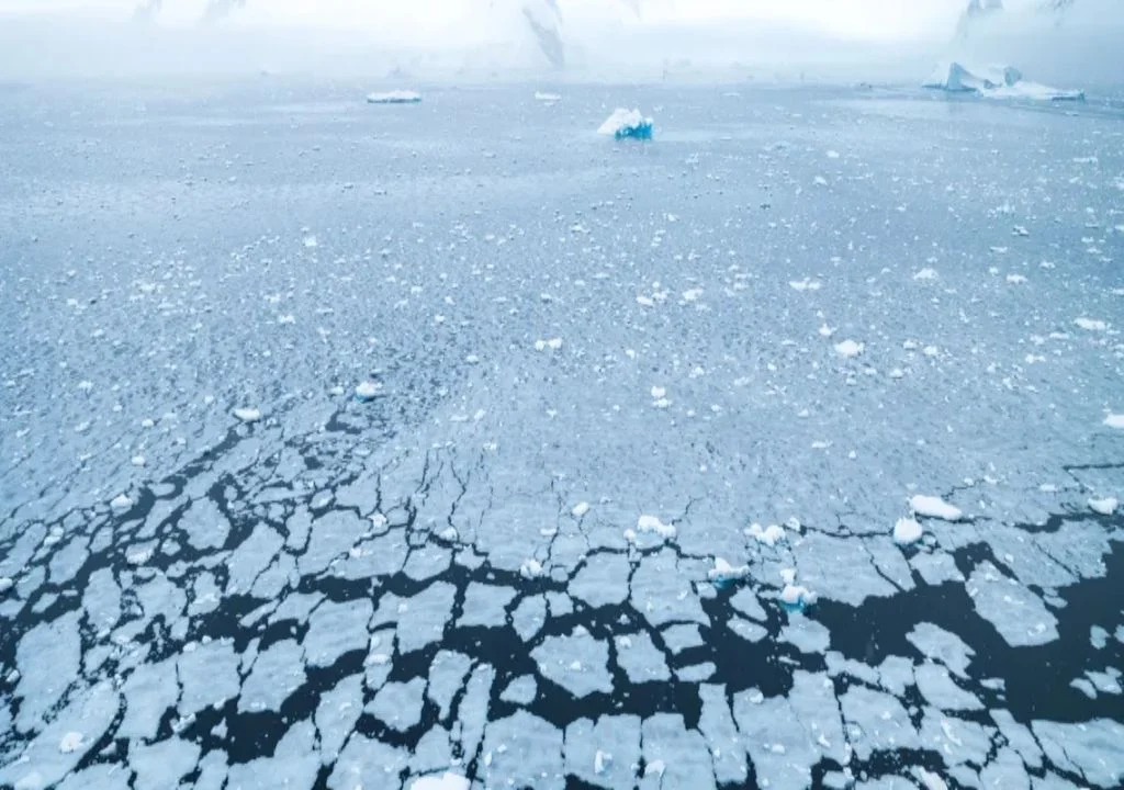 Satelliten haben etwas entdeckt, das dem Herzen des Planeten ähnelt. Unter dem Eis der Antarktis schlägt ein Wassersystem, das wir nicht wecken dürfen.