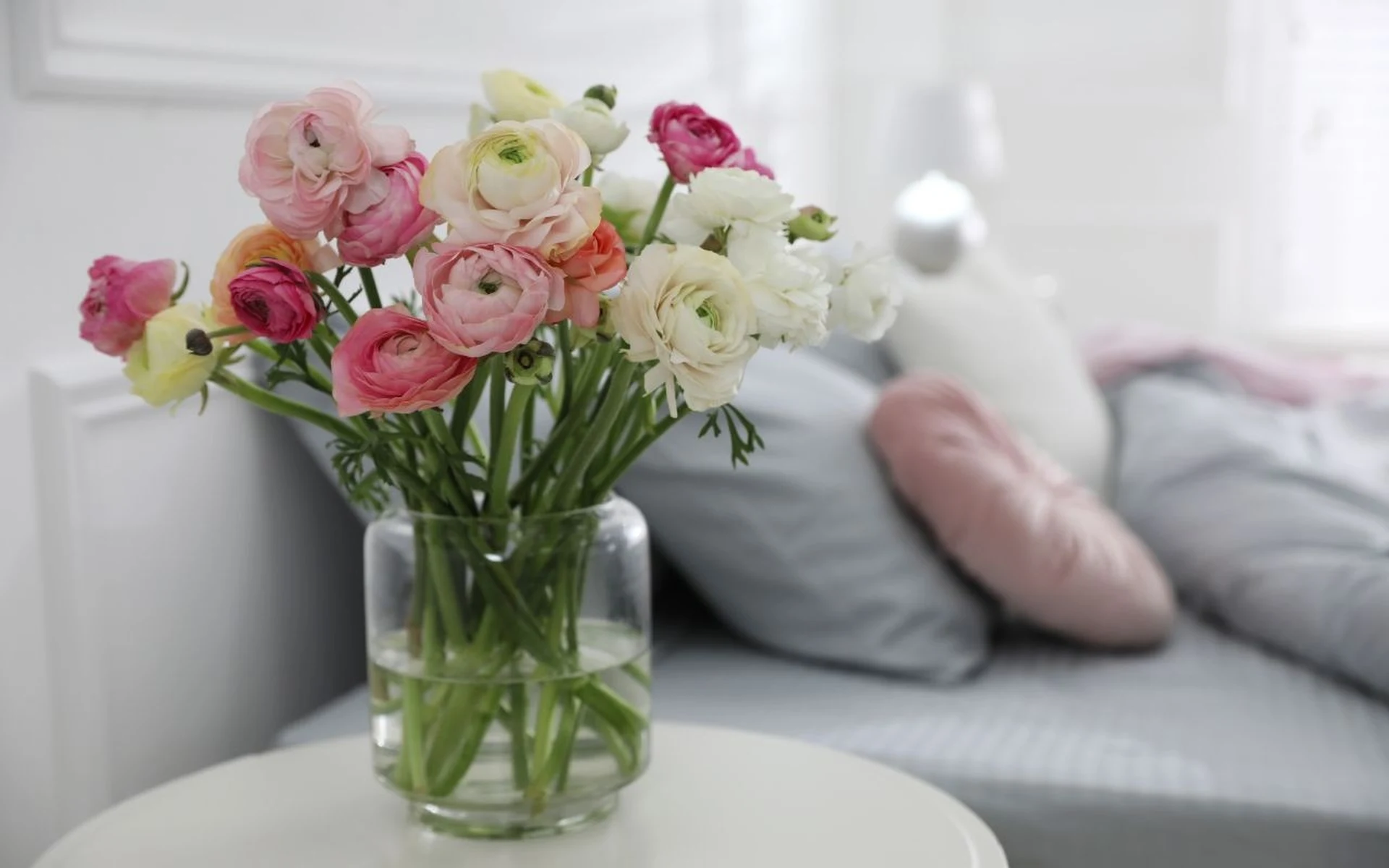 Lassen Sie Schnittblumen in diesem Raum stehen? Die Wahl dieser Pflanzen stört die positive Energie im Feng Shui.