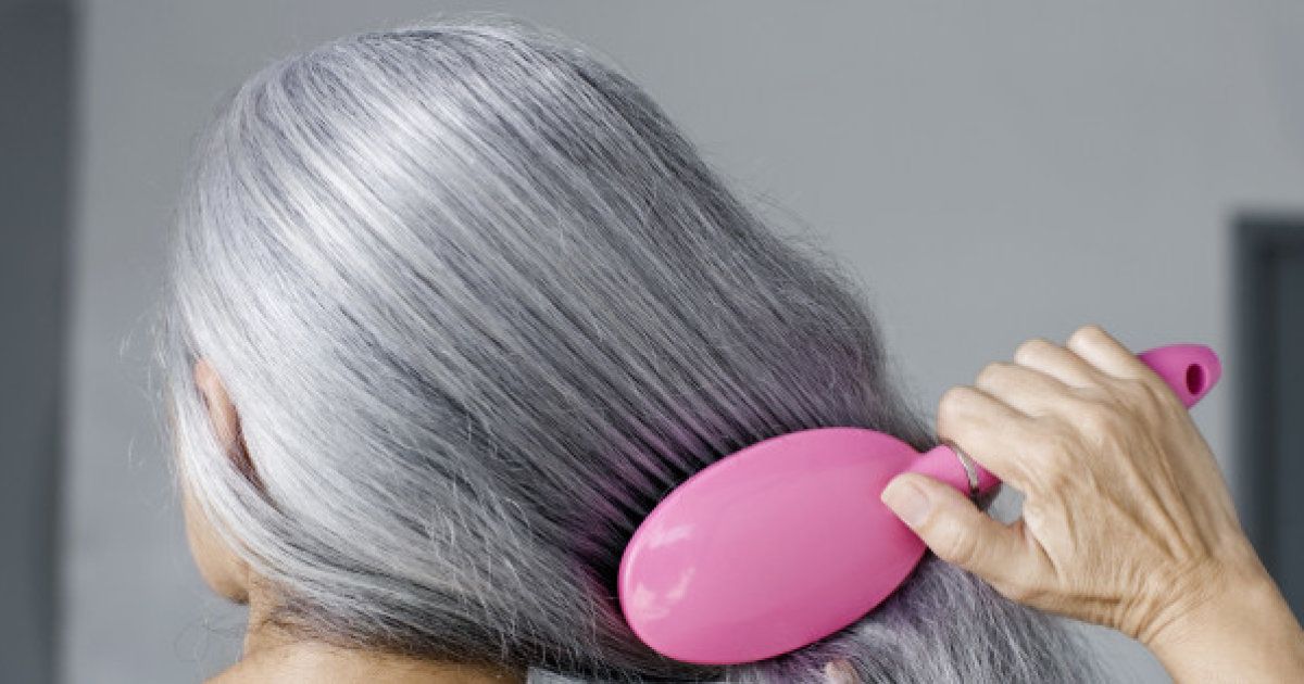 Wie man graues Haar gesund hält und Trockenheit und Sprödigkeit vorbeugt