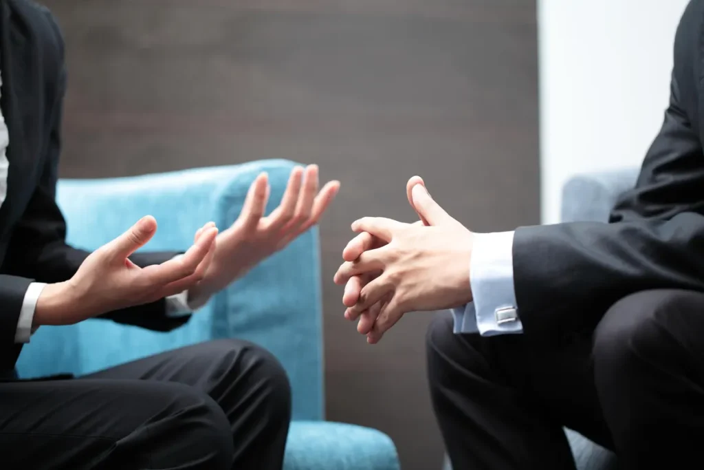 Fünf Gesten, die intelligente Menschen beim Sprechen machen, laut Psychologie
