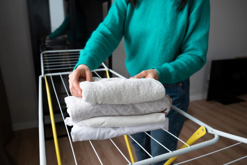 Auf Wiedersehen, feuchte und unangenehm riechende Kleidung: Wie man Kleidung an regnerischen Tagen schnell trocknet