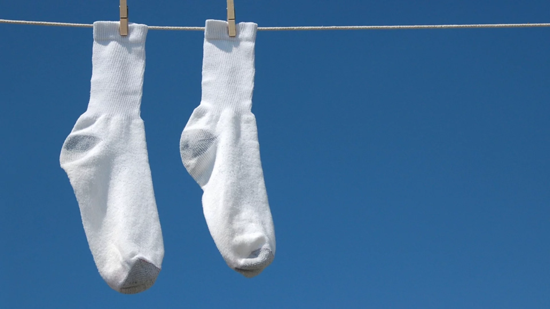 Graue Socken werden wieder strahlend weiß. Dazu müssen Sie lediglich drei Zutaten mischen