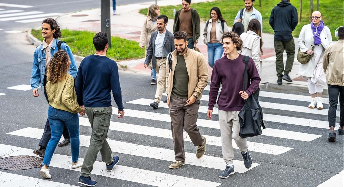Psychologische Besonderheiten von Menschen, die Autofahrern, die sie über die Straße lassen, zum Dank zuwinken