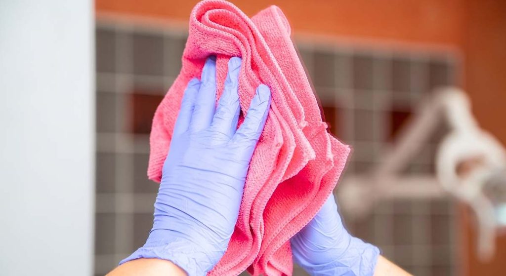 Ein einfacher Trick, um Fenster zu reinigen und sie wie neu aussehen zu lassen