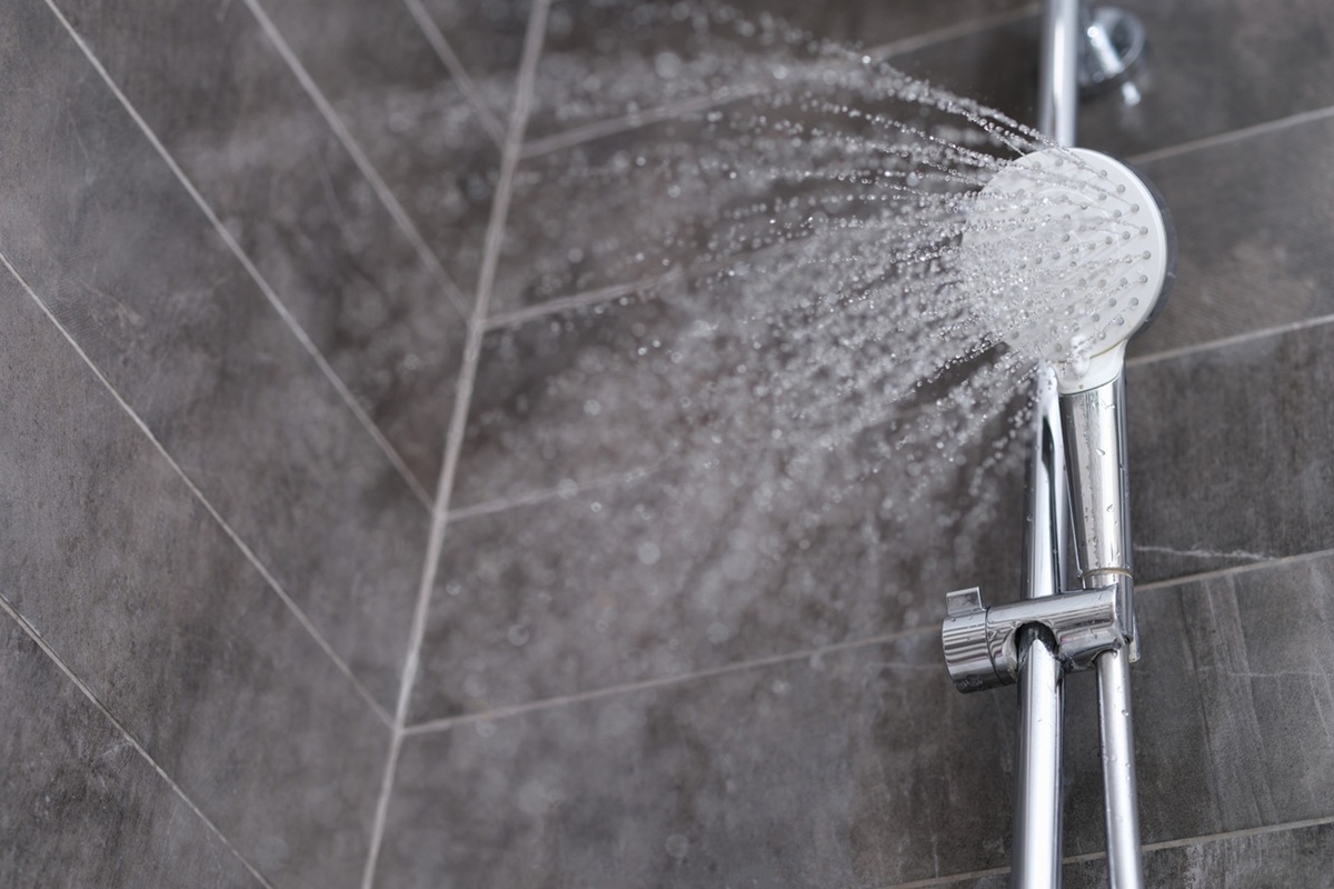 So entfernen Sie Kalkablagerungen aus der Dusche mit dieser selbstgemachten Mischung und einem luftdichten Beutel
