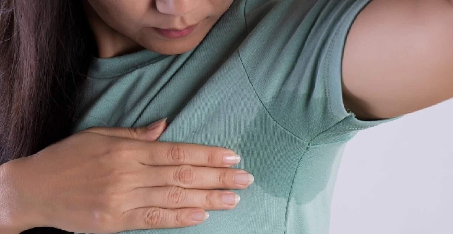 Wie entfernt man hartnäckige Flecken und unangenehme Gerüche aus Kleidung?