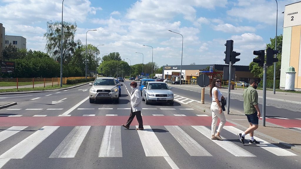 Die psychologische Bedeutung des Handwinkens an Autos beim Überqueren der Straße.