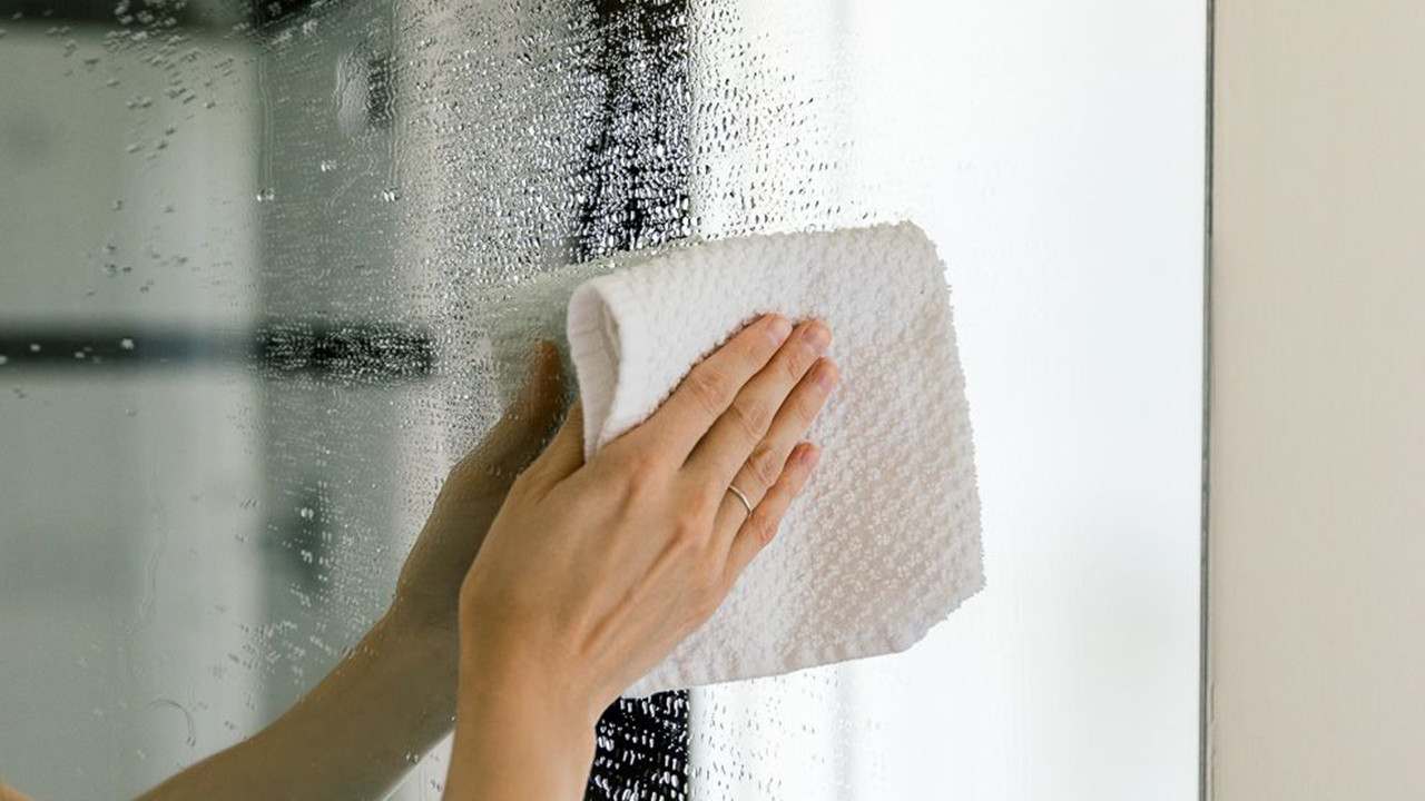 Ein einfacher Trick, um Fenster zu reinigen und sie wie neu aussehen zu lassen