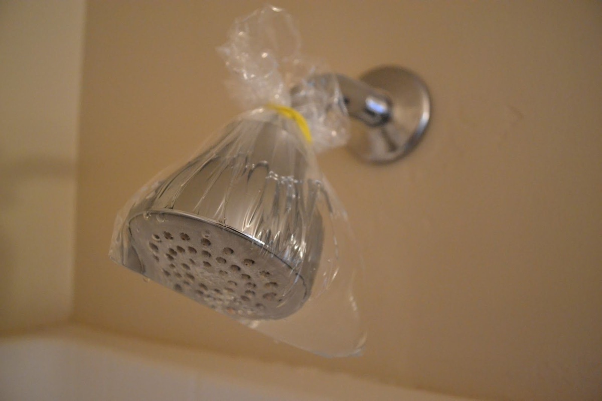 So entfernen Sie Kalkablagerungen aus der Dusche mit dieser selbstgemachten Mischung und einem luftdichten Beutel