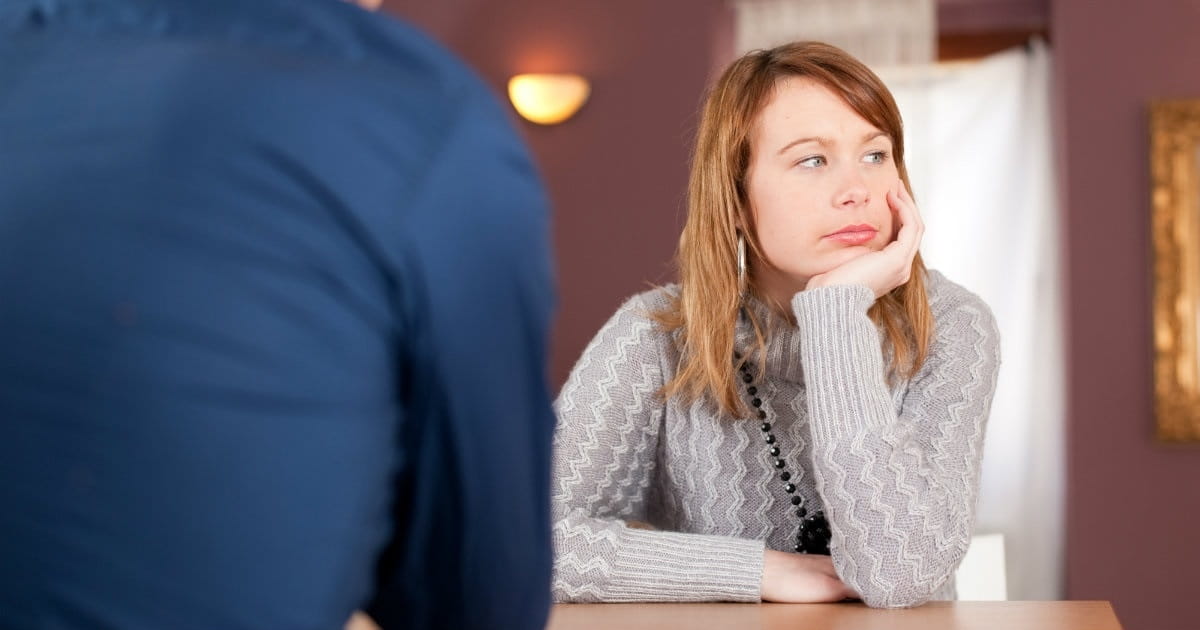Was bedeutet es aus psychologischer Sicht, wenn jemand während eines Gesprächs den Blick abwendet?
