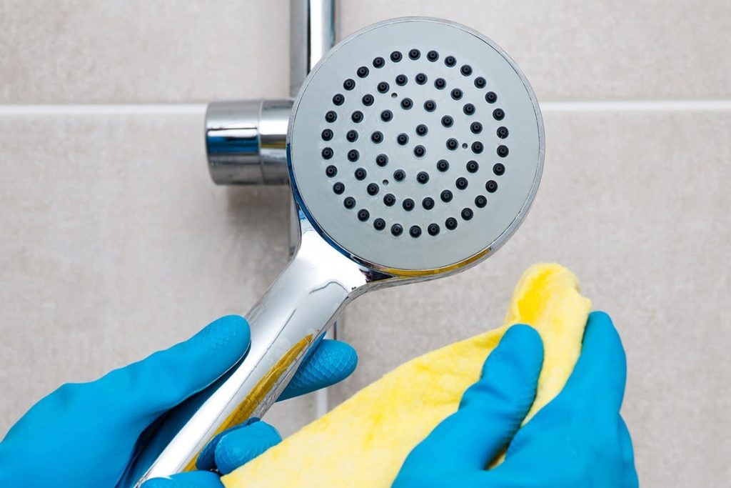 So entfernen Sie Kalkablagerungen aus der Dusche mit dieser selbstgemachten Mischung und einem luftdichten Beutel