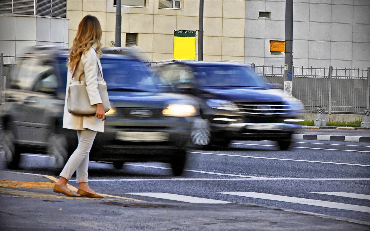 Psychologische Besonderheiten von Menschen, die Autofahrern, die sie über die Straße lassen, zum Dank zuwinken