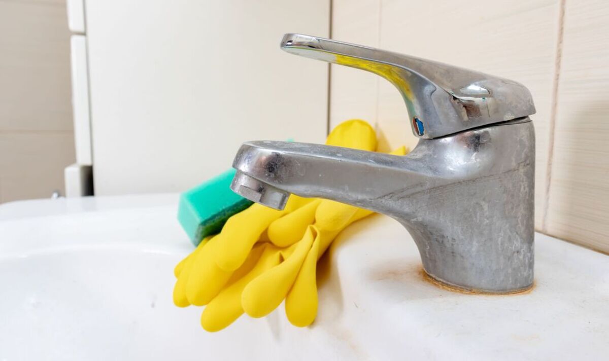 Tipp von Sanitärfachleuten zur Bekämpfung von Kalkablagerungen, damit Wasserhähne länger glänzend bleiben