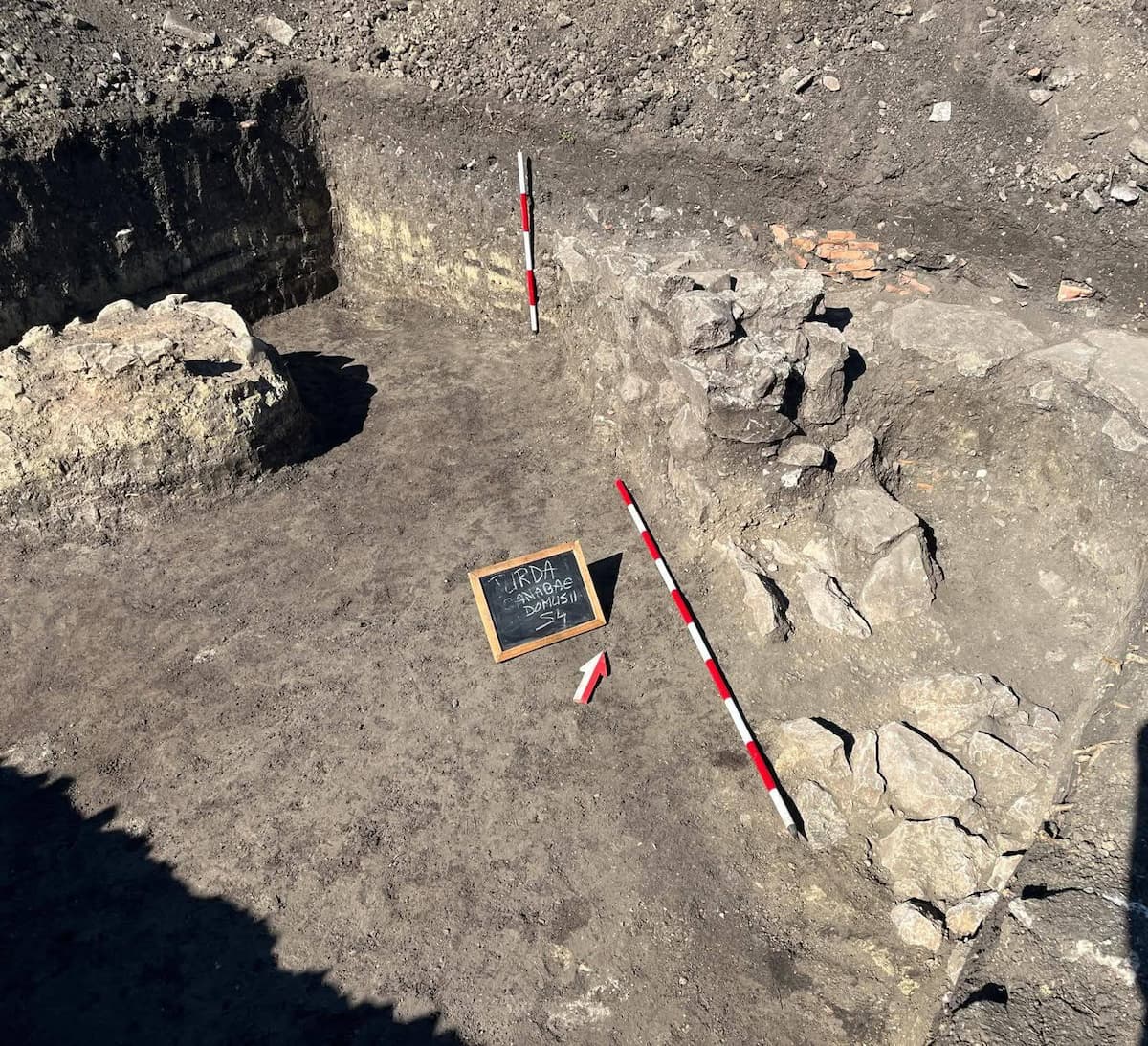 In der „Kanaba“ des V. Makedonischen Legions wurden ein römisches Haus und eine einzigartige Bronzekiste gefunden, die einen Tempel imitiert