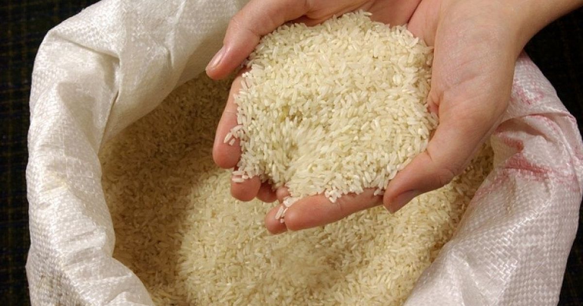 Roher Reis mit ein paar Tropfen Spülmittel in einem Glas: Warum wird diese Mischung empfohlen und wozu dient sie?