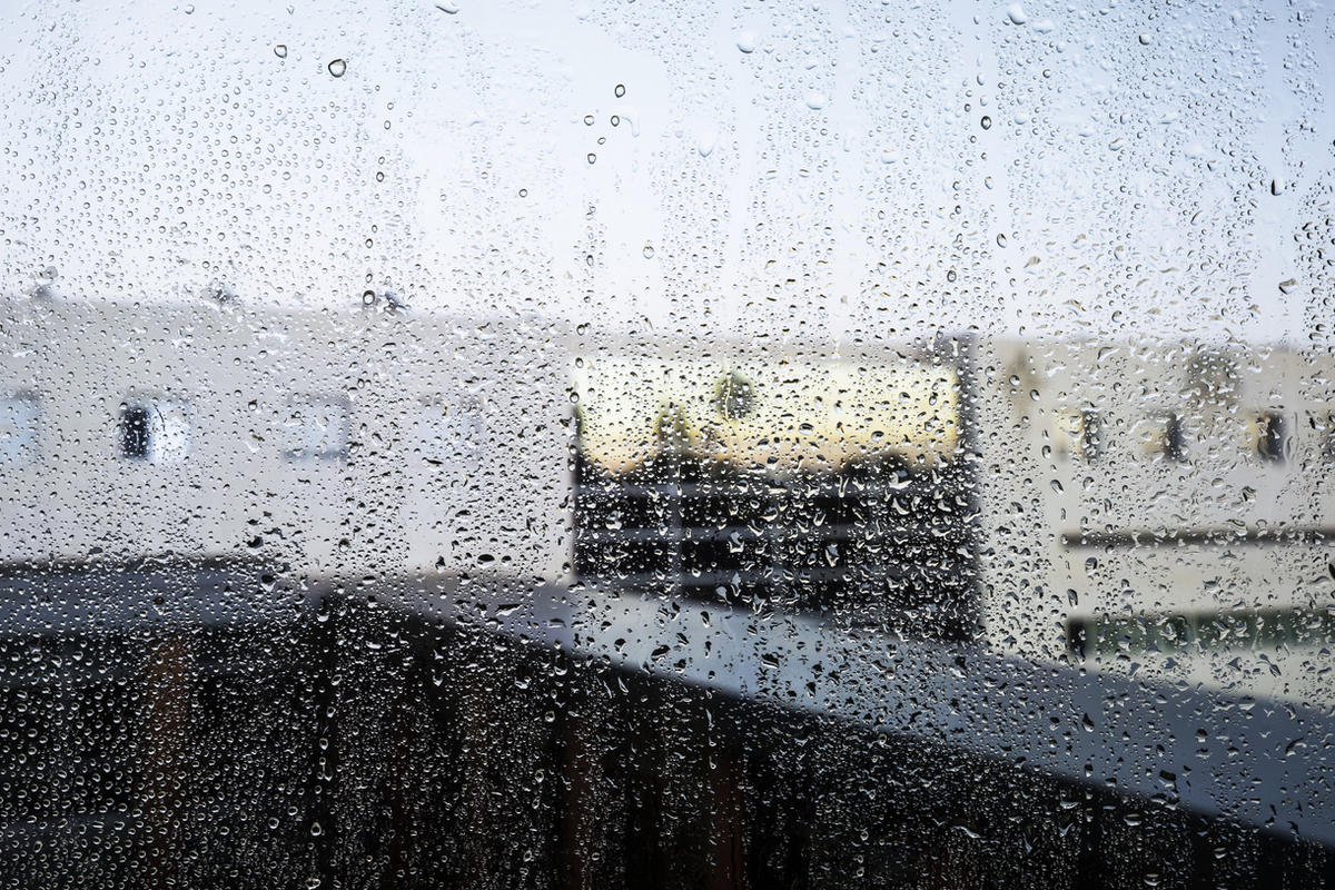Ein Löffel dieses Mittels – und auf Wiedersehen, beschlagene Scheiben: ein günstiger Trick, damit die Fenster länger sauber bleiben