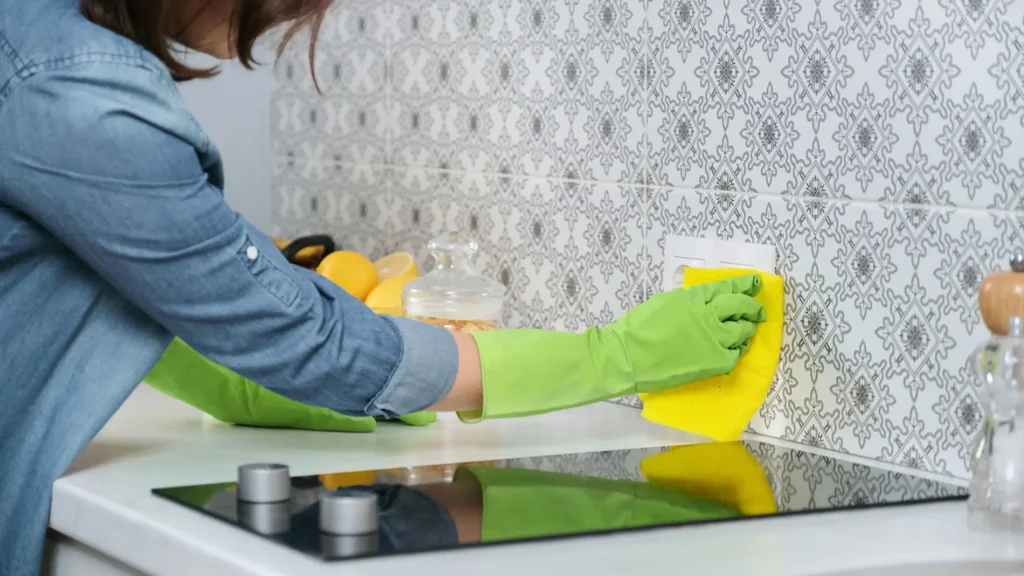 Ein einfacher Trick zum Entfernen von Fettflecken von Ihren Küchenwänden