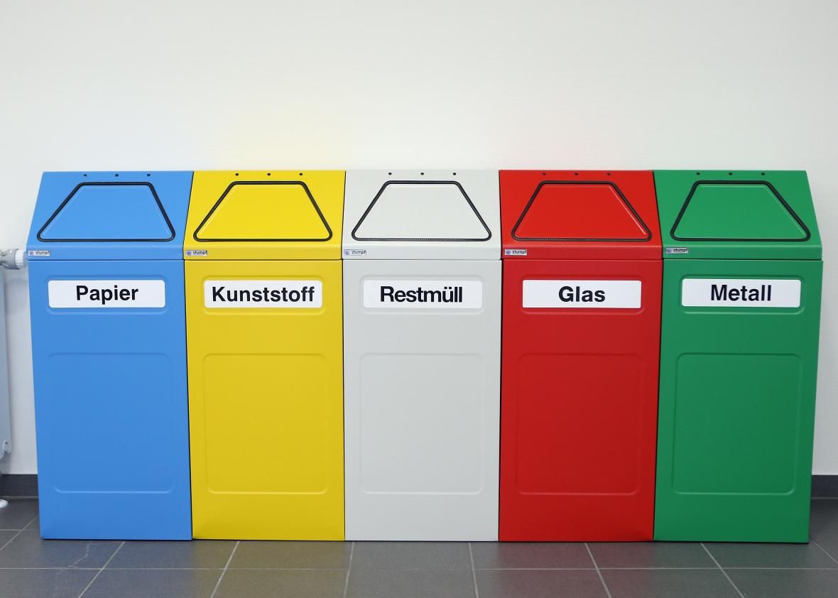 Rote Mülltonnen. Welcher Müll gehört hinein?