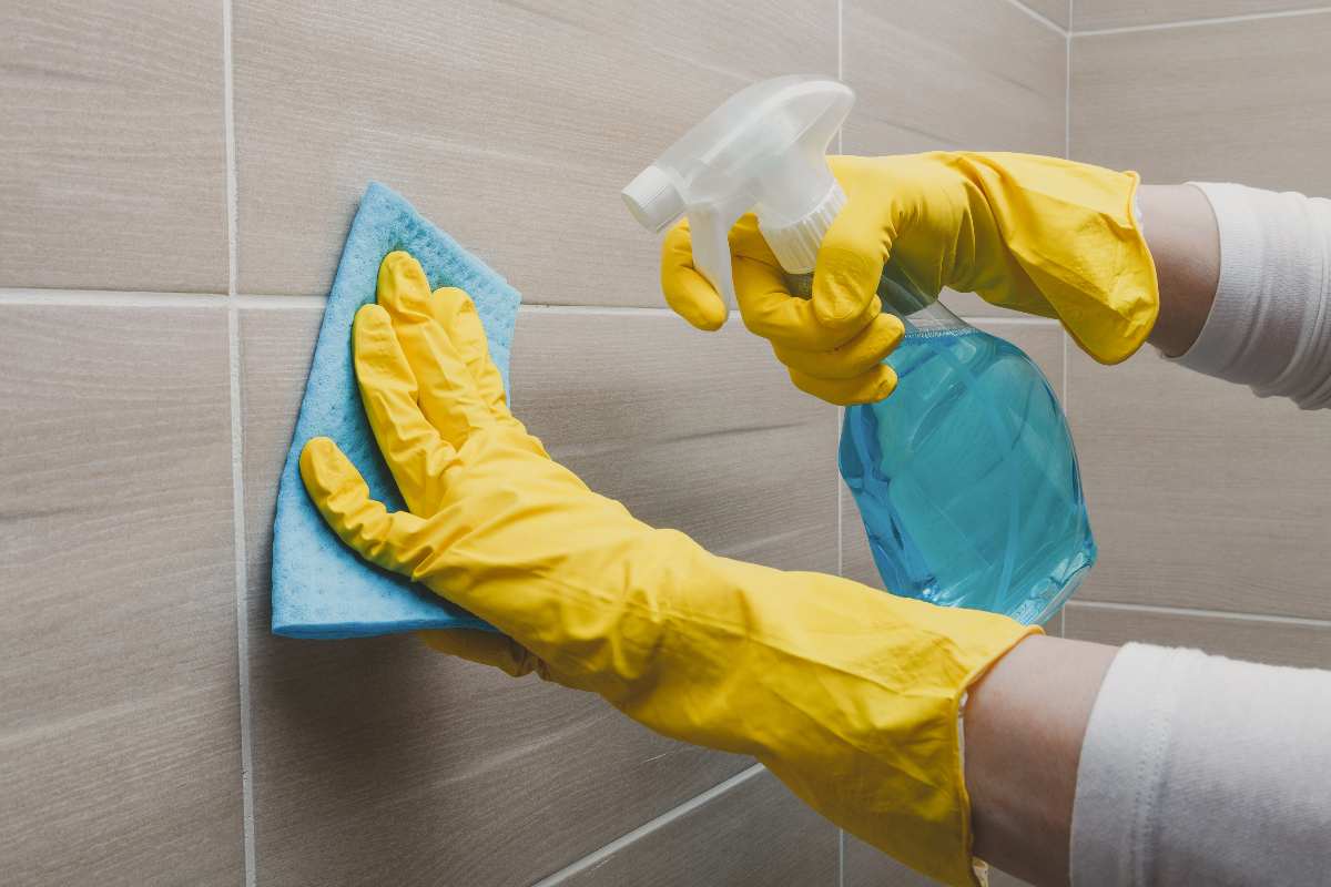 Ohne Bleichmittel und Zitrone: eine effektive und radikale Methode, um Fliesen in der Küche zu reinigen und ihnen ihren Glanz zurückzugeben