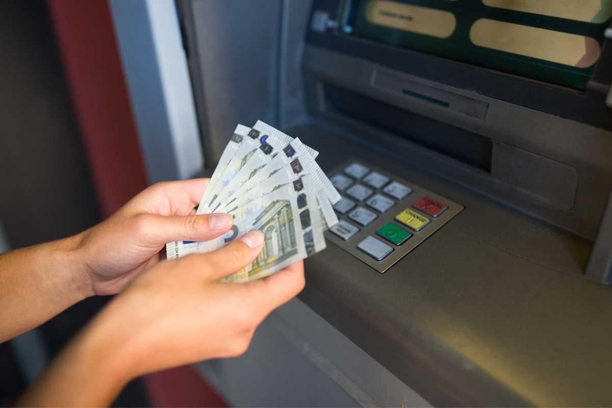 Geld an einen Geldautomaten einzahlen: Viele nutzen einen Trick, der funktioniert und genial ist.
