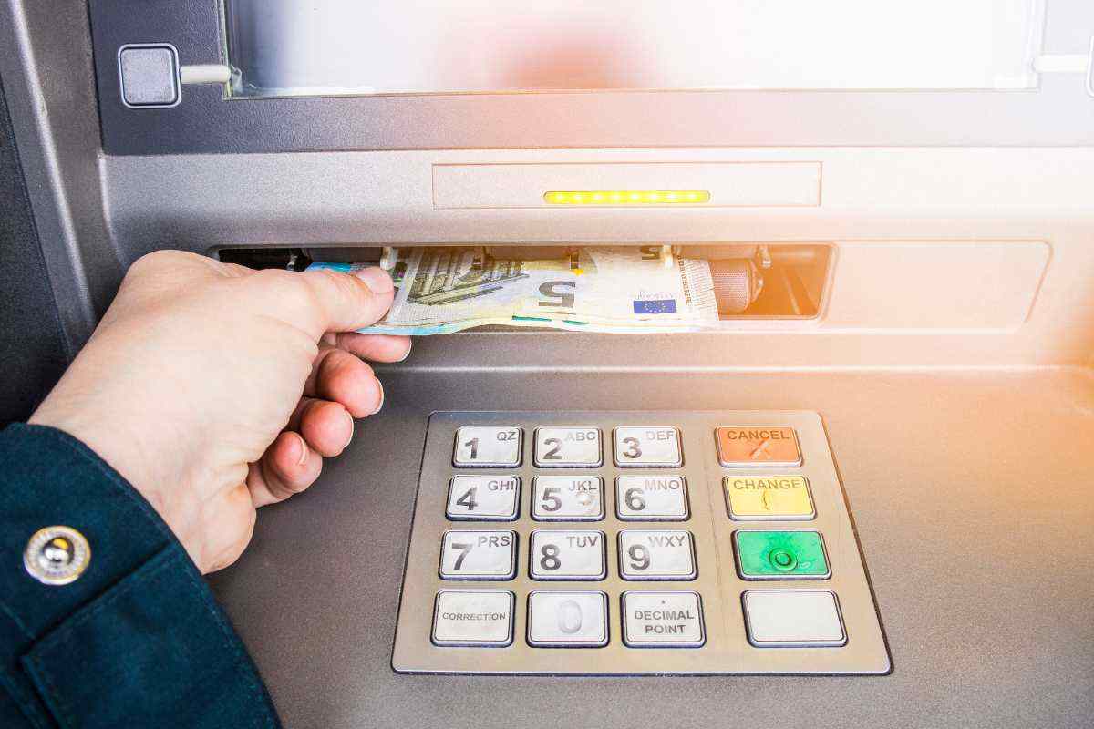 Geld an einen Geldautomaten einzahlen: Viele nutzen einen Trick, der funktioniert und genial ist.