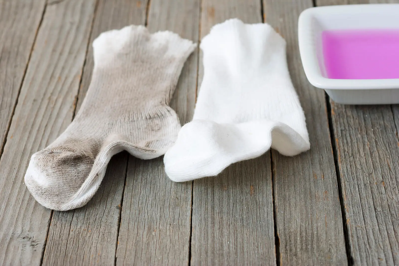 Graue Socken werden wieder strahlend weiß. So funktioniert die Nachtwaschmethode.