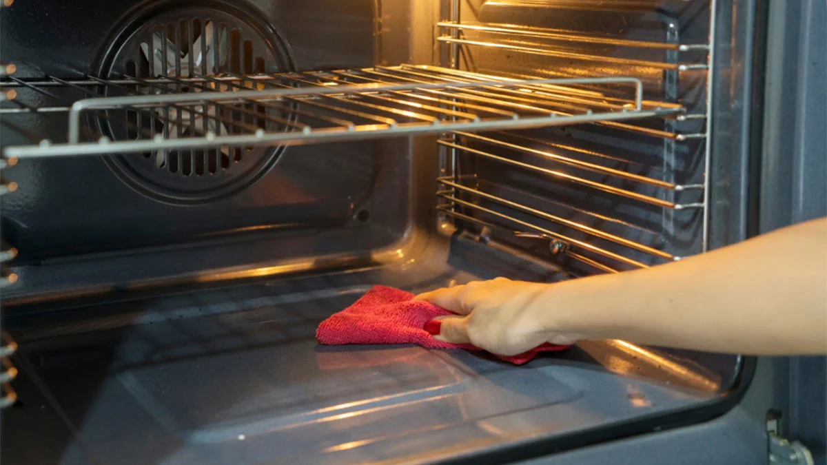 Warum sollte man laut Experten einmal im Monat den Backofen mit Essig besprühen?
