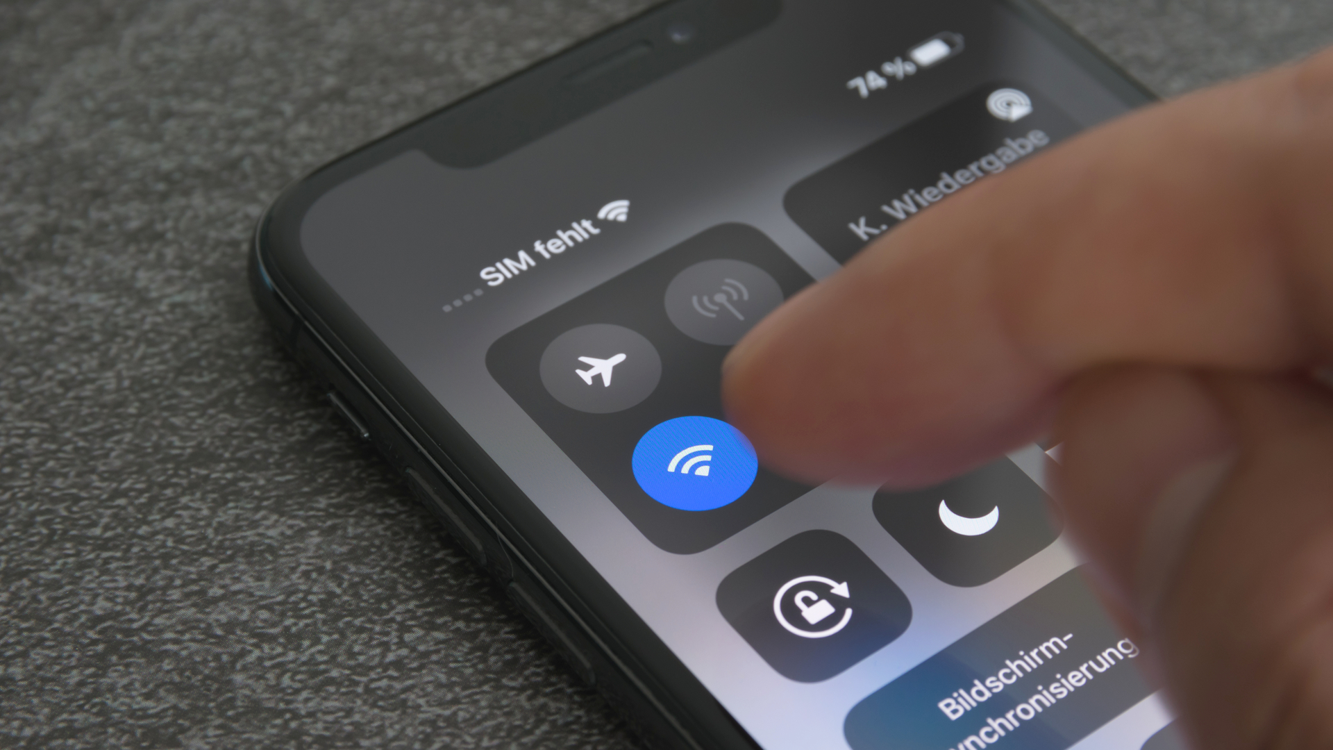 Wenn Sie möchten, dass der Akku Ihres Mobiltelefons länger hält, deaktivieren Sie diese Funktion, bevor Sie das Haus verlassen.