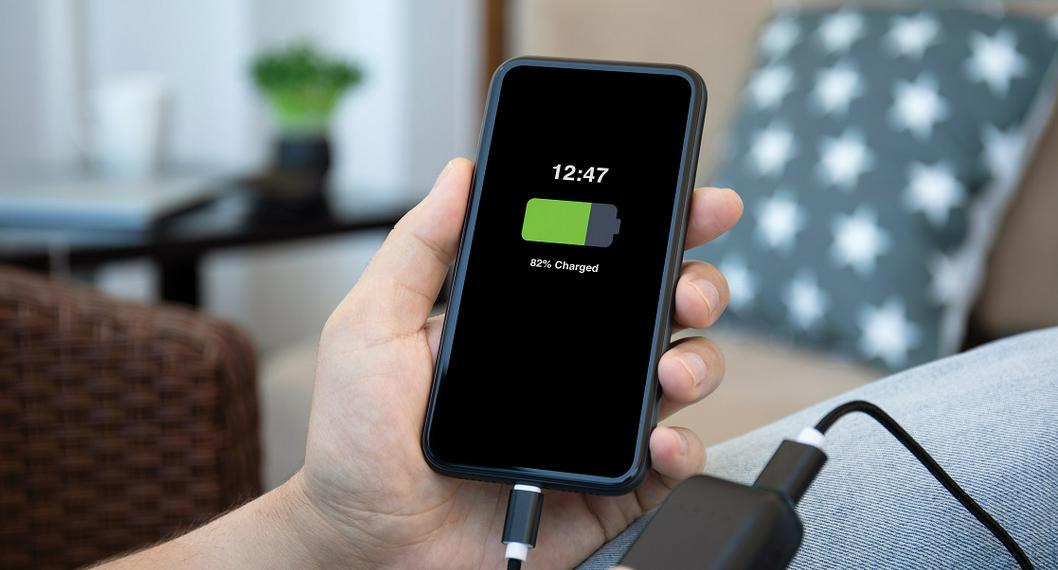 Verwenden Sie diesen Trick, um Ihr Mobiltelefon viel schneller aufzuladen: Sie müssen lediglich eine Taste drücken, die sich auf allen Telefonen befindet, und der Akku wird im Handumdrehen aufgeladen.