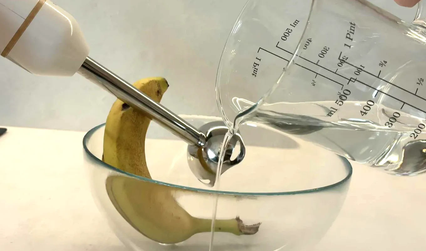 Ich mische Bananenschalen mit Essig. Diese Kombination entfernt selbst hartnäckigste Flecken.