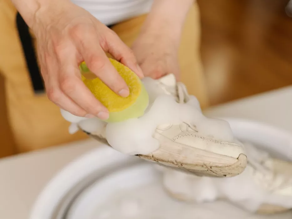 Keine Backpulver und Zahnpasta. Ich nehme einen Würfel und die gelben Flecken auf den Schuhen sind spurlos verschwunden.