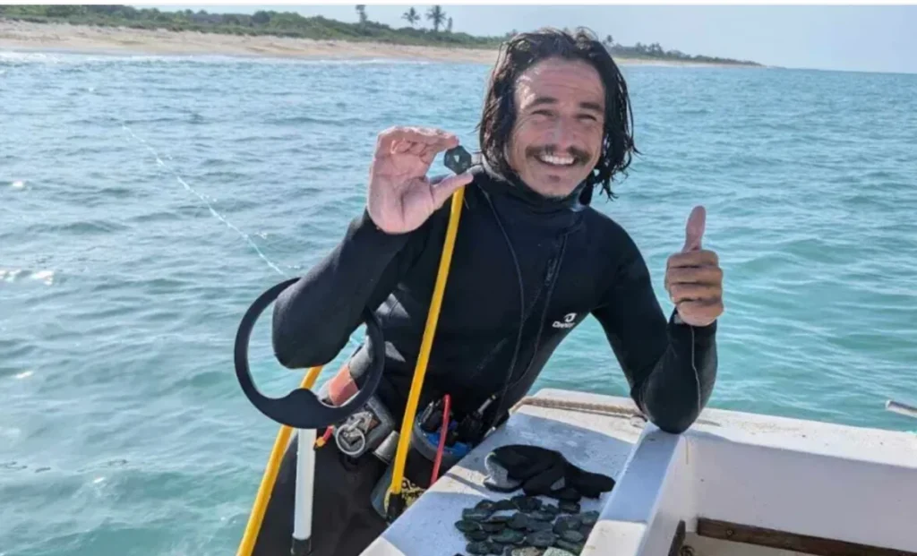 Taucher finden 1 Million Dollar in Gold- und Silbermünzen aus einem spanischen Schiff, das vor der Küste Floridas gesunken ist und als „Costa del Tesoro” (Küste der Schätze) bekannt ist.