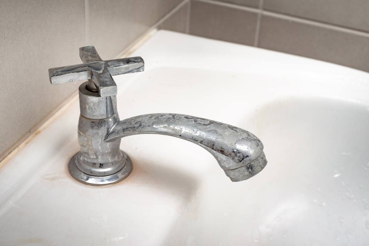 Weder Zitrone noch Essig: Das Geheimnis der Klempner, wie man Kalkablagerungen sofort von Wasserhähnen entfernt