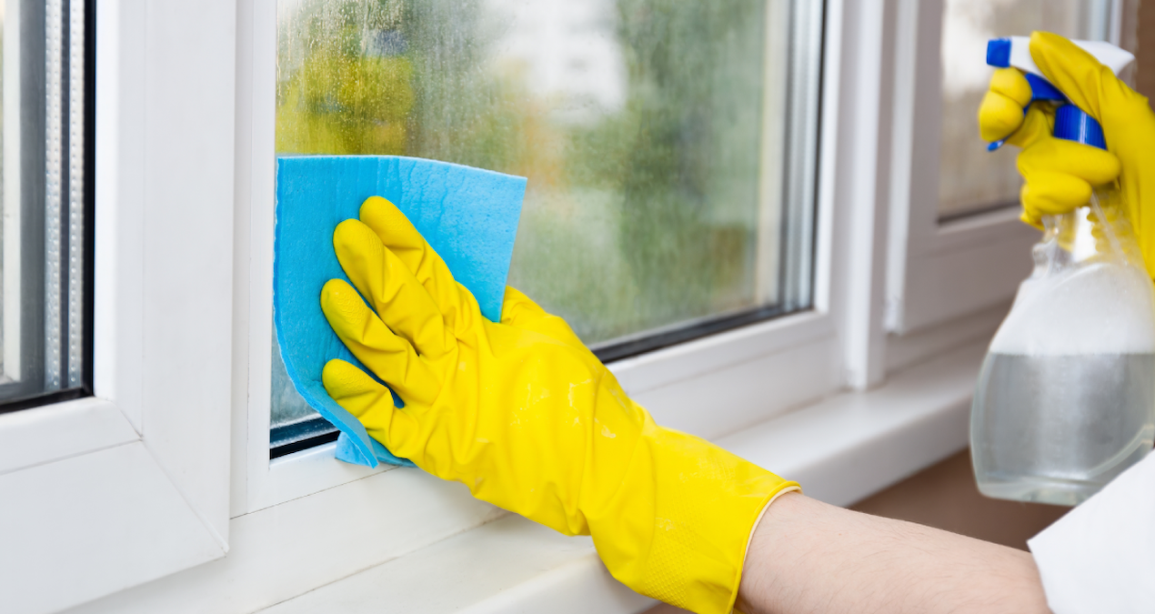 Geben Sie einige Tropfen zu Backpulver hinzu und wischen Sie die Fensterrahmen ab. Das Ergebnis? Weiß wie neu!