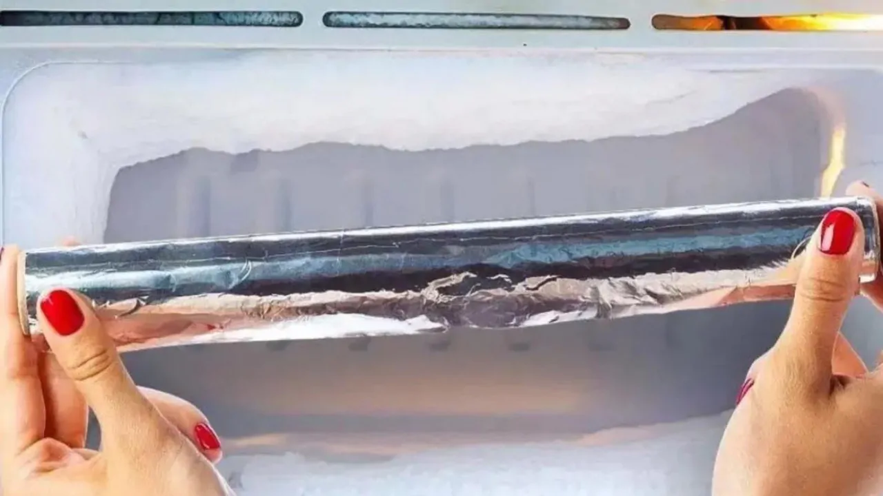 Entfernen Sie Eis aus dem Gefrierschrank in wenigen Minuten mit Aluminiumfolie: mühelos und energiesparend