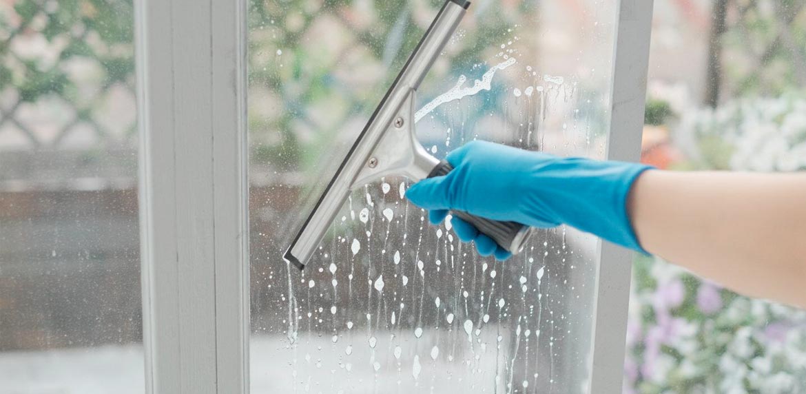 Ohne Lappen und ohne Mühe: eine kostengünstige und äußerst effektive Methode, um Fenster im Handumdrehen zu reinigen